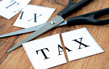 ハサミとTAXと書いてある紙