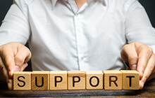 SUPPORTと書かれたキューブと男性