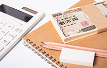 計算機と現金とノートと鉛筆と消しゴム