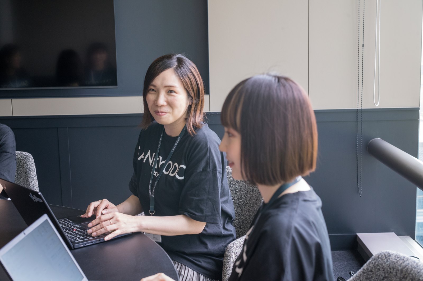研修・OJTの様子（会議室で学ぶメンバー）