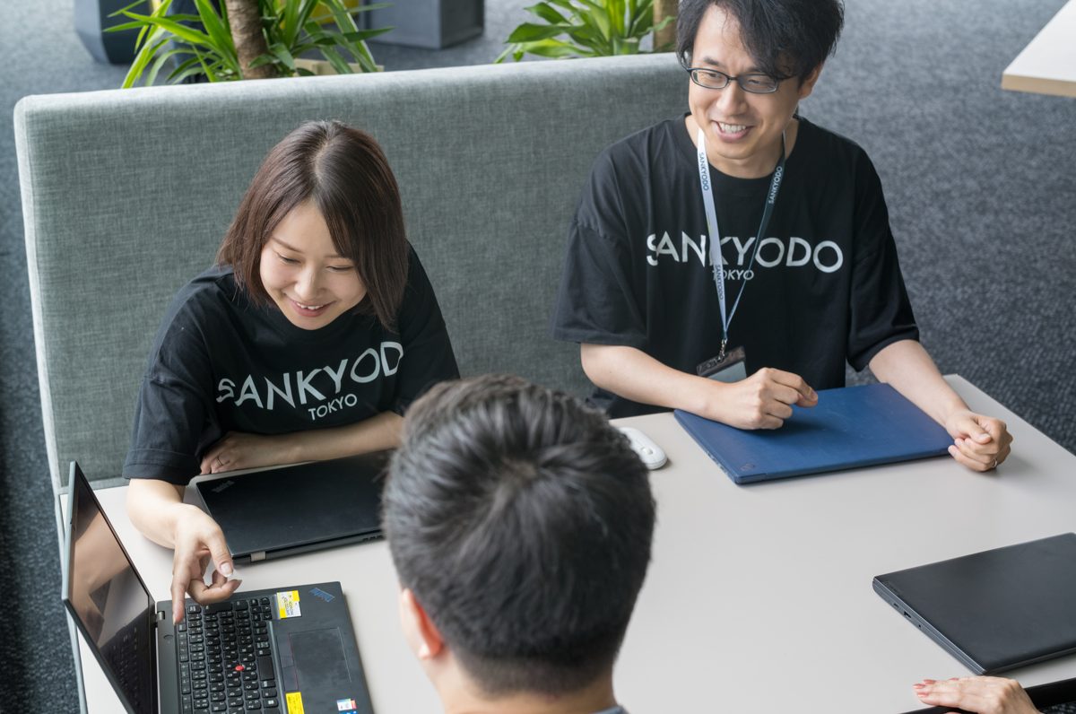 オンラインで業務ノウハウを共有し学び合う様子