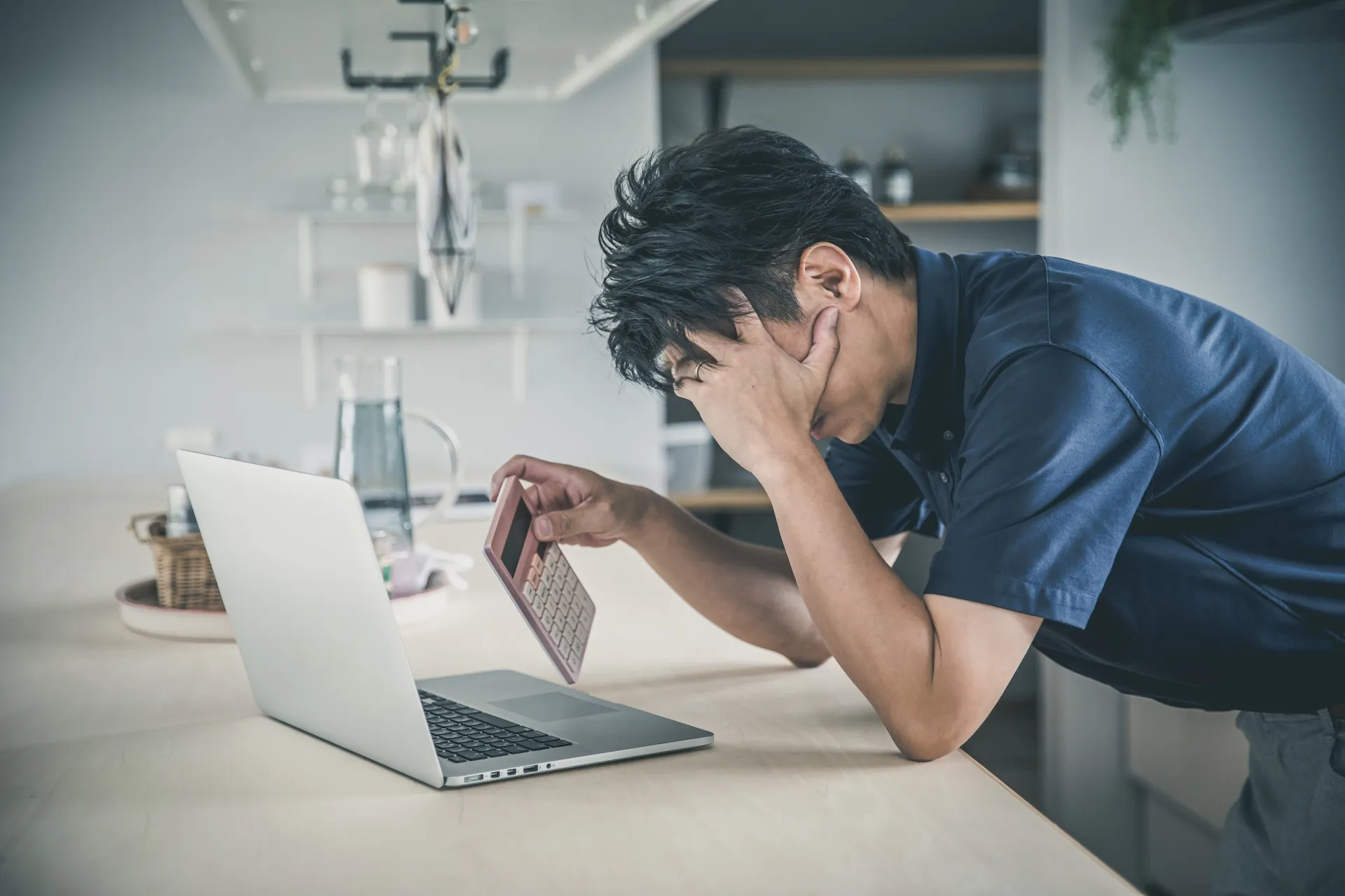 頭を抱える男性