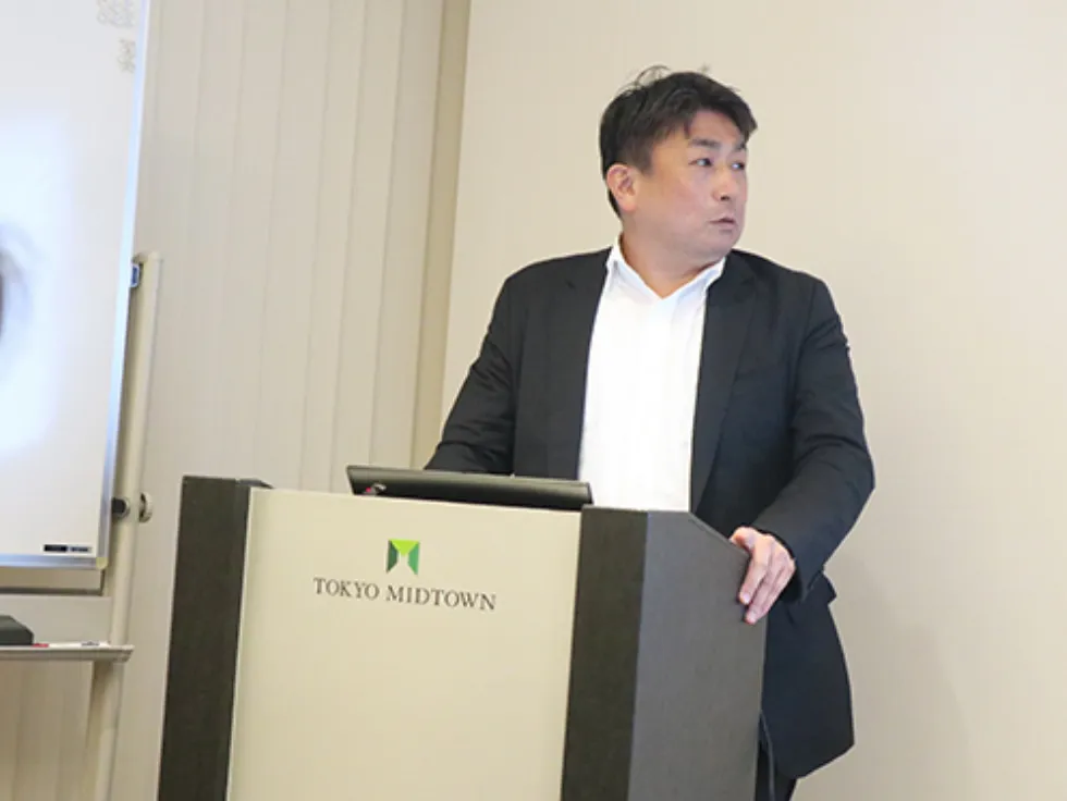 登壇する坪池 剛