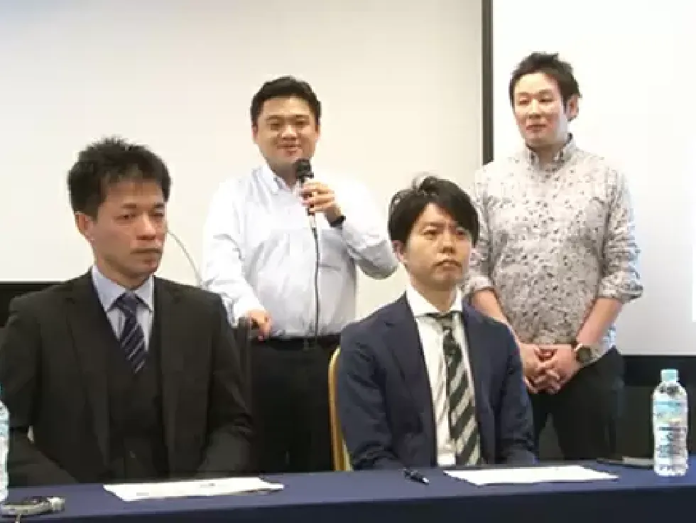 登壇する朝倉 歩と新井 泰