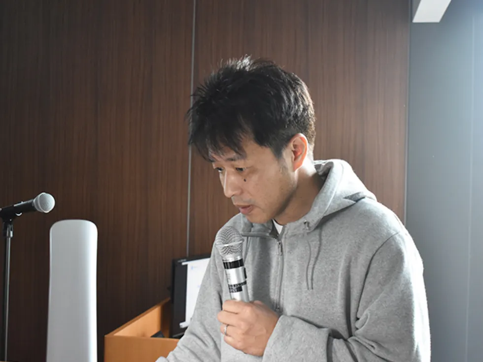 登壇する新井 泰