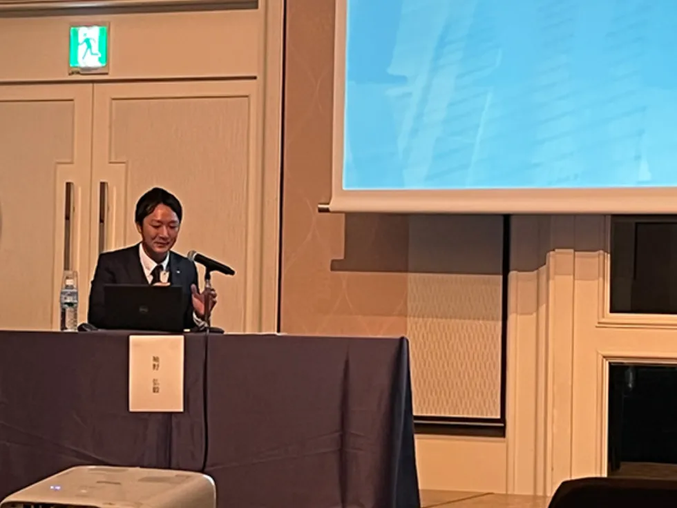 登壇する袖野 弘毅