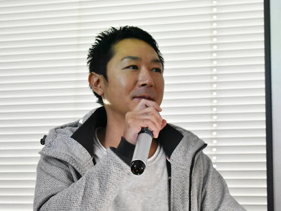 登壇する袖野 弘毅