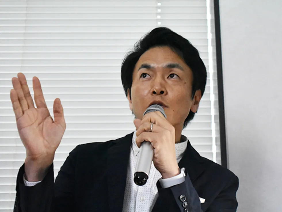 登壇する松下 欣史