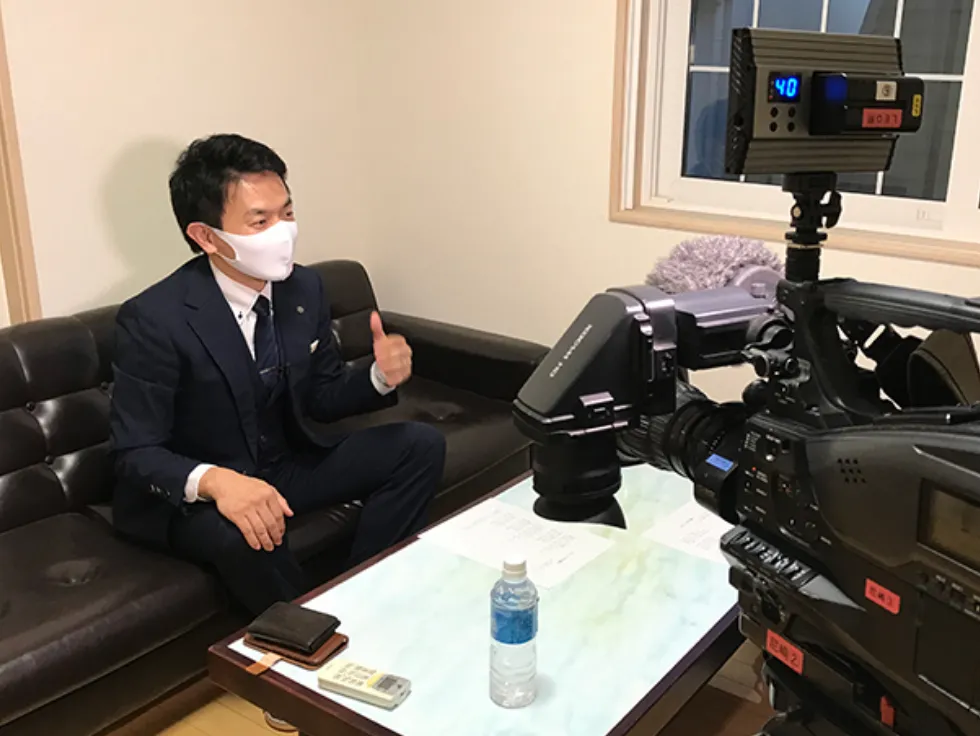 取材を受ける松下 欣史