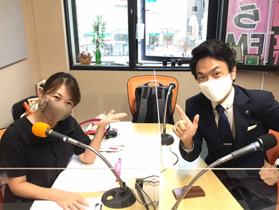 ラジオ出演する松下 欣史