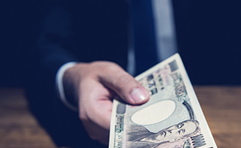 お金を渡す人の手
