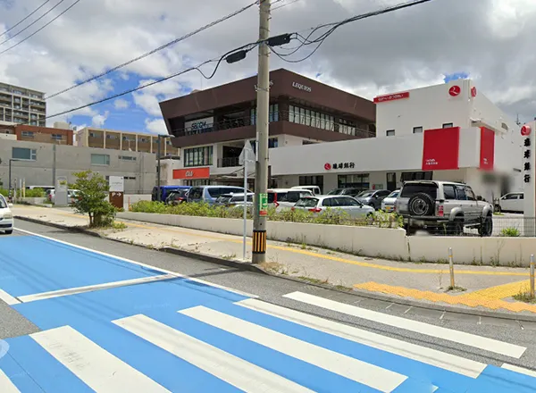 4. 琉球銀行の隣、「L-Base」沖縄オフィス入口